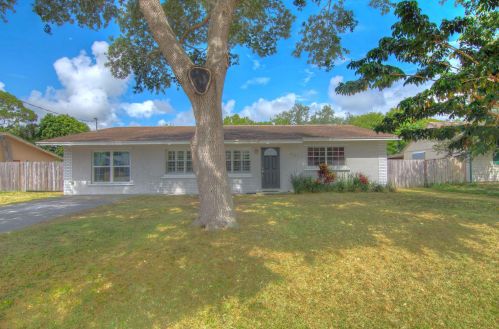 6107 Birch Dr, Fort Pierce, FL 34982-7593