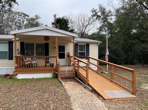 700 Persimmon St, Freeport, FL 32439-6771