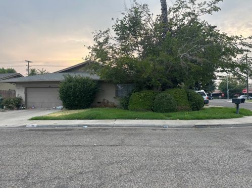 90 Baylor Ave, Turlock, CA 95382-1810