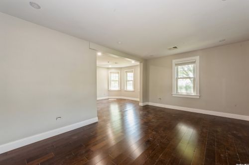 200 1st Ave, New Hyde Park NY  11040-4809 exterior