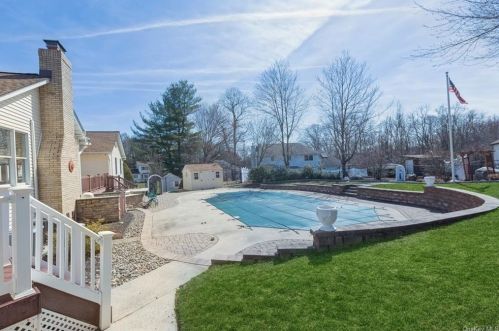 1 Lenni Lenape Ct, Stony Point NY  10980-3438 exterior