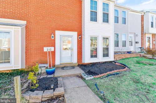 312 Roanoke Dr, Leesburg, VA 20175-4005