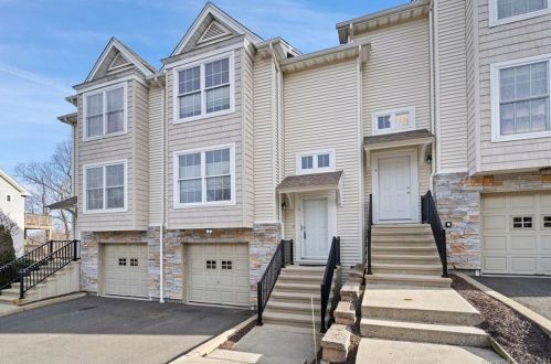32 Crows Nest Ln, Danbury CT  06810-7157 exterior
