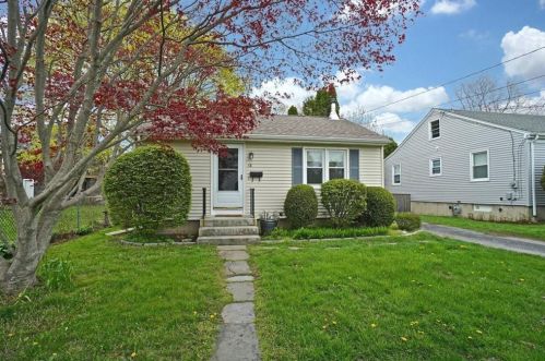 48 Whitwell Ave, Middletown, RI 02840-2246