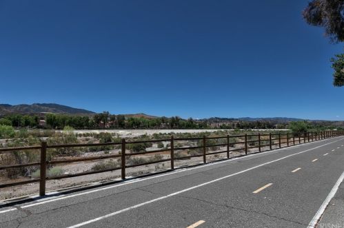 17928 River Cir, Santa Clarita CA  91387-5850 exterior