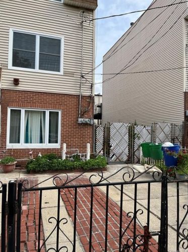2027 Cicero Ave, Bronx, NY 10473-1850