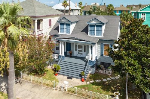 1408 Post Office St, Galveston TX  77550-4831 exterior