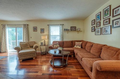 808 Bruton Dr, Gibsonia, PA 15044-9588