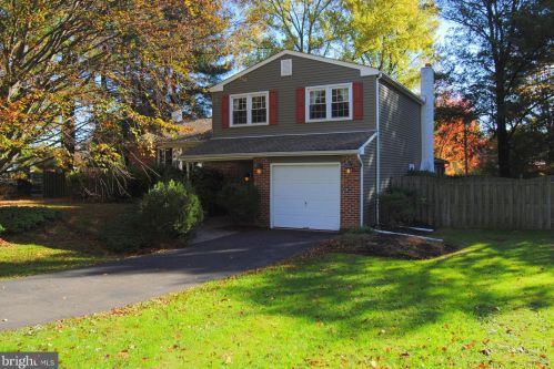 49 Lakeview Dr, Southampton, PA 18966-2053