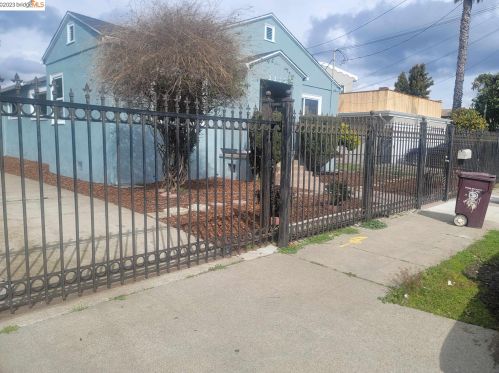 2215 88th Ave, Oakland CA  94605-3923 exterior