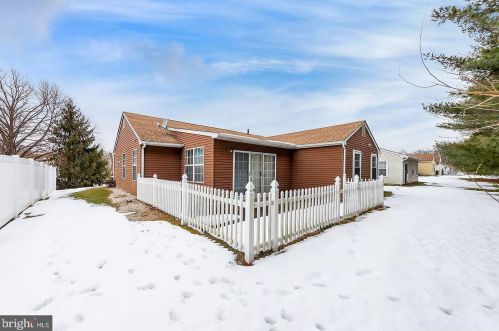 29 Knollwood Dr, West Deptford, NJ 08096-6702