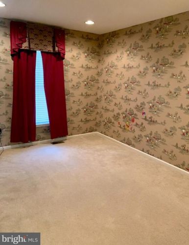 3 Lincoln Dr, Downingtown PA  19335-5328 exterior