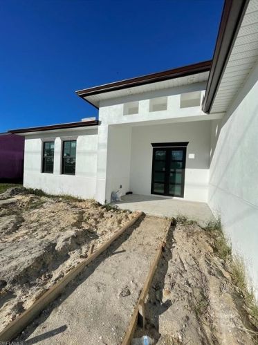 810 Floyd Ave, Lehigh Acres, FL 33971-4917
