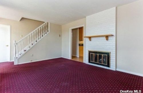 11 Lotus Ln, Westbury NY  11590-6320 exterior