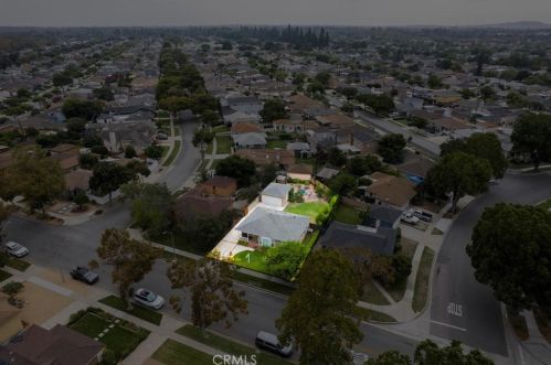 6654 Turnergrove Dr, Lakewood CA  90713-2752 exterior