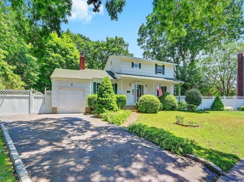 5 Skidmore Ct, Babylon, NY 11703-2701