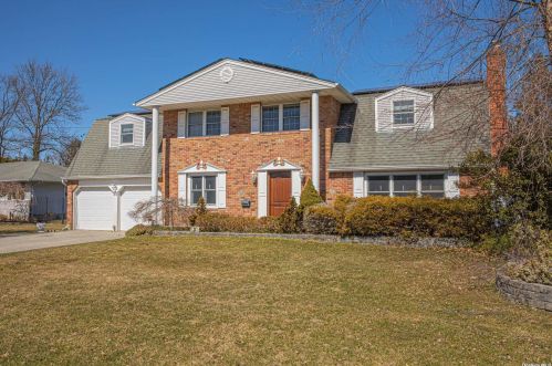 35 Hollister Ln, Islip Manor, NY 11751-4003