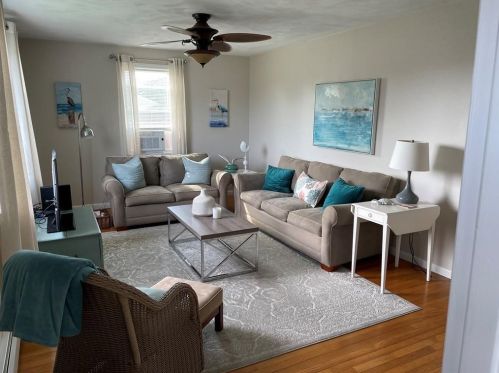 19 Manor Dr, South Kingstown, RI 02882-5411