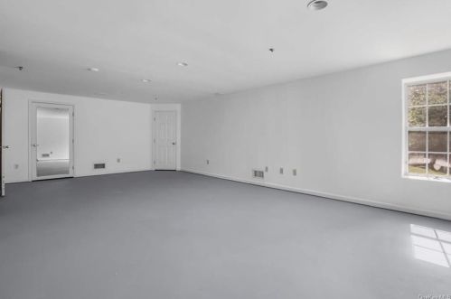 228 Mallard Ct, Yorktown Hgts NY  10598-1975 exterior