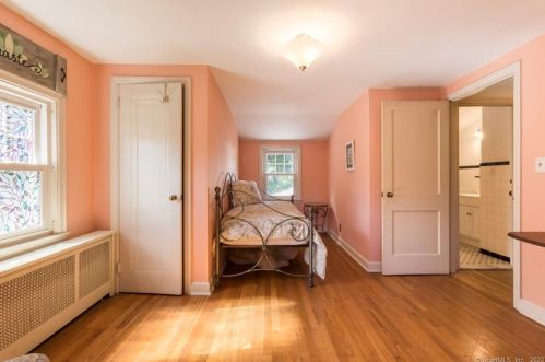 40 Mckinley St, Manchester CT 06040-4845 exterior