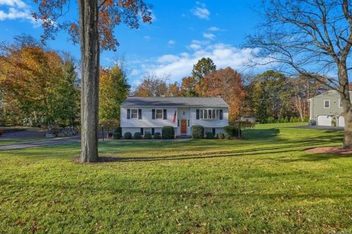 77 Wayacross Rd, Mahopac, NY 10541-1252
