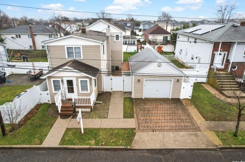 3684 Ionia St, Seaford, NY 11783-3021
