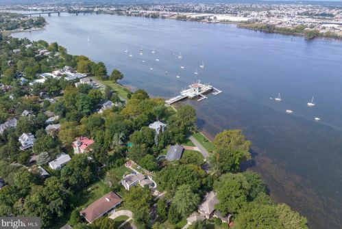 116 Howard St, Riverton NJ  08077-1328 exterior