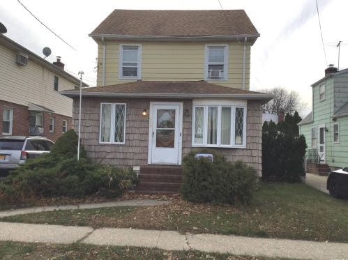 505 3rd St, New Hyde Park, NY 11040-2831