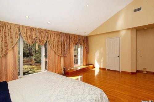 508 Wolf Hill Rd, Huntington Station NY  11746-5725 exterior