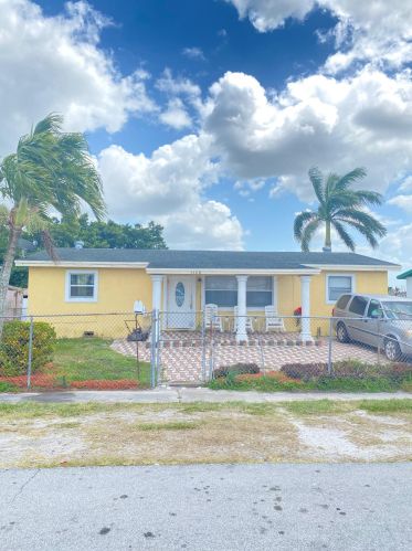 1528 Singletary Ave, Pahokee, FL 33476-1202