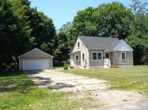 1324 Thompson Dr, Bayshore, NY 11706-5317