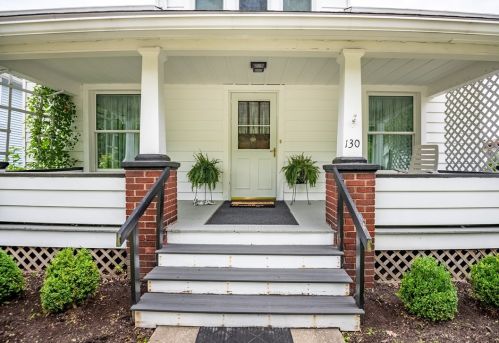 130 Strawbridge Ave, Hermitage, PA 16146-3236