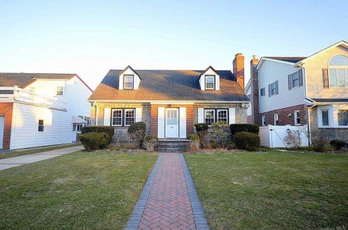 50 Aberdeen Rd, New Hyde Park, NY 11040-2138