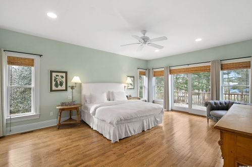 16 Bittersweet Ln, Pine Neck NY  11963-1422 exterior