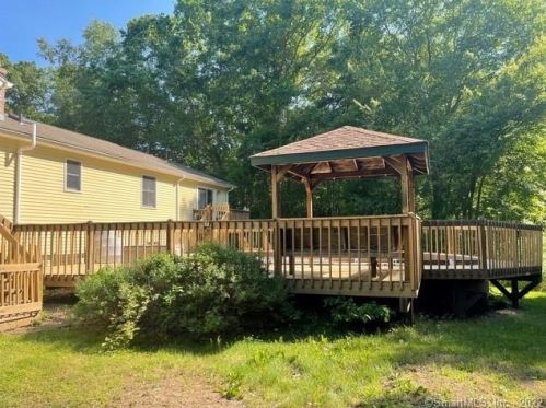 15 Lena Dr, Uncasville CT  06382-1405 exterior