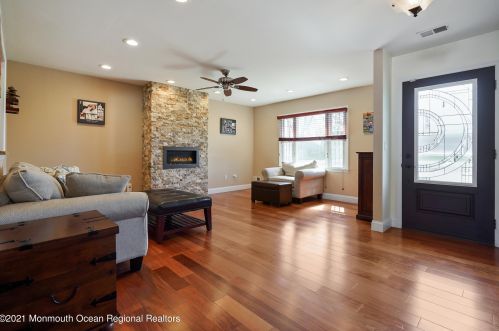 72 Oak Knoll Dr, Bricktown, NJ 08724-2762