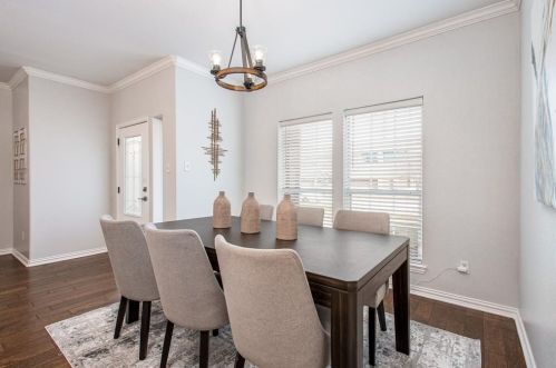 323 Himes Dr, Euless, TX 76039-3657