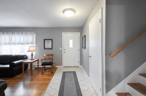 35 Greenview Dr, Waterbury, CT 06708-3907
