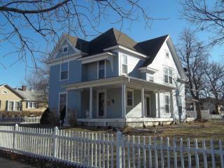 324 4th Ave, Garnett, KS 66032-1318