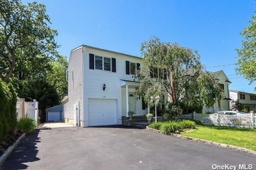 110 Kissam Ln, Glenwood Landing, NY 11547-3011