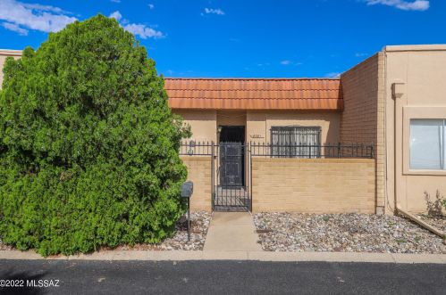 8381 Hazeltine Ln, Tucson, AZ 85710-7149