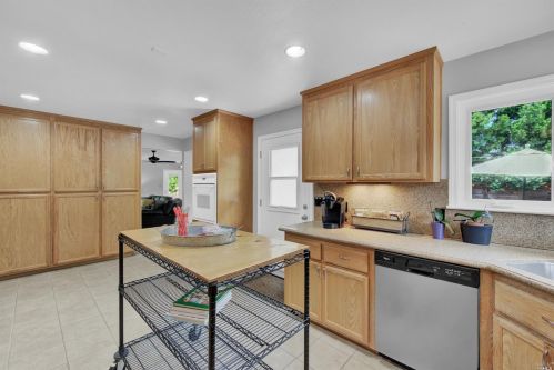 311 Edgewood Dr, Vacaville CA  95688-3602 exterior