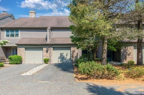 4 Sandburg Ct, Mahwah, NJ 07430-3167