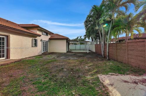 7090 5th Ave, Hialeah FL  33014-4952 exterior