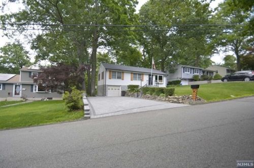 69 Mcnomee St, Oakland NJ  07436-2608 exterior