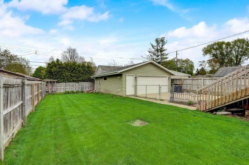 1022 121, Milwaukee WI 53226-3309 exterior