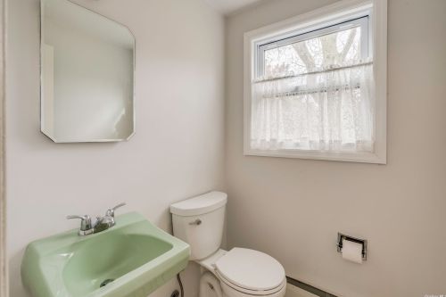 68 Holly Dr, Elwood NY  11731-5226 exterior