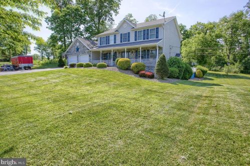 2 David Glenn Dr, Carlisle, PA 17015-9430