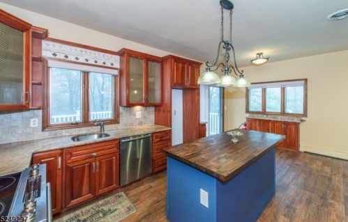 5 Round Hill Ter, Kinnelon NJ  07405-3217 exterior