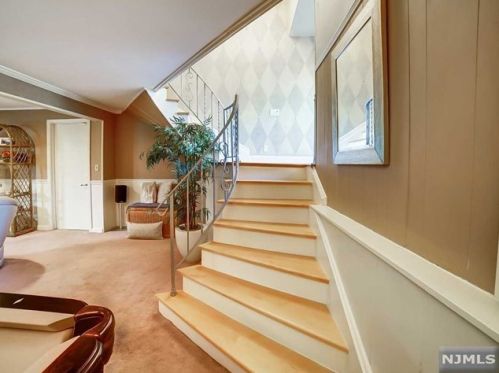 550 Franklin Ave, Franklin Lakes NJ  07417-2512 exterior